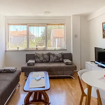 Lovely Apartment In Pula With Wifi *